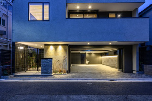 【外観】 | ガレージ内は奥行きがあり、2台駐車が可能です。内部には照明や収納スペース、玄関直結のドアも完備。雨の日でも濡れずに室内へ移動できるため、重い荷物がある日や小さなお子様がいるご家族も快適です！