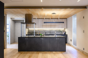 【キッチン】 | 開放感のあるアイランド風キッチン。木目調の天井が温かみを添え、モダンなデザインの中にも居心地の良さを追求しました。料理をしながらリビング全体を見渡せるため、会話を楽しみながら家事がこなせます！