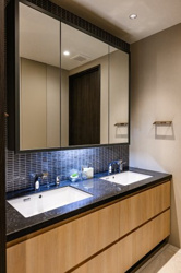 【独立洗面台】 | ゆとりある2ボウル仕様で、忙しい朝もご家族並んでスムーズに身支度が整えられます。シックなタイル壁と広々としたカウンターが、ホテルのような優雅な時間を提供。収納も豊富で、洗面周りがすっきりと片付きます。