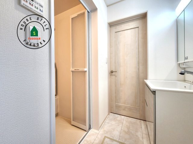 春日市須玖北5丁目第1-7棟（B号棟）の脱衣所|ゆとりの洗面スペースで朝の身支度もスムーズに。暮らしを快適に変えるシャワー付洗面台です！