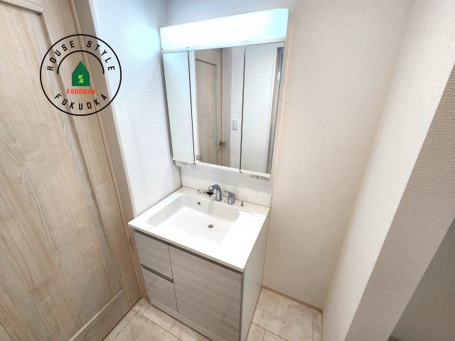 春日市須玖北5丁目第1-7棟（B号棟）の独立洗面台|毎日使うものだから清潔な空間を保ちたい水回り。洗面にはそんな願いを解消させてくれる収納アイデアが満載です。三面鏡の裏側にはキャビネットが現れ小物から背の高い物まで収納できます。