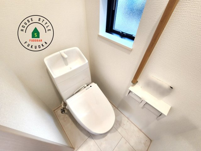 春日市須玖北5丁目第1-7棟（B号棟）のトイレ|温水洗浄便座を完備しております。2ヶ所にトイレがあるのは朝の慌ただしい時間も安心です。