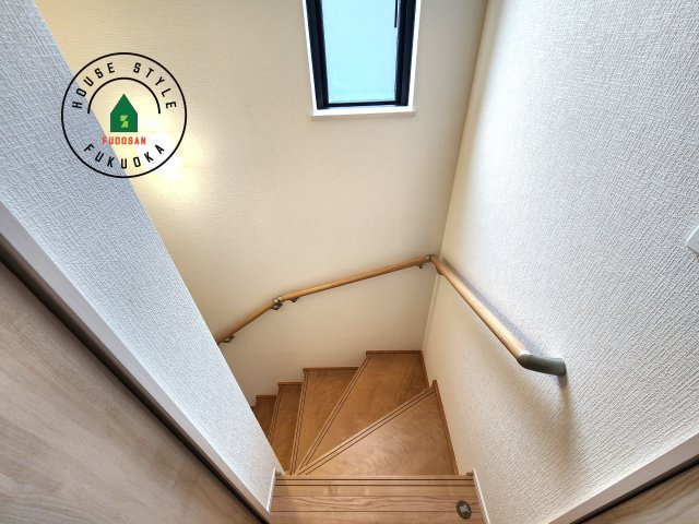 春日市須玖北5丁目第1-7棟（B号棟）の内装|＜手すり付階段＞手すりがないと階段の昇り降りで危険なことはもちろん、壁に手をつきながら歩くことで壁紙が汚れやすくなります。すべての方に快適に昇り降りしていただくため、手すりを設置しました。