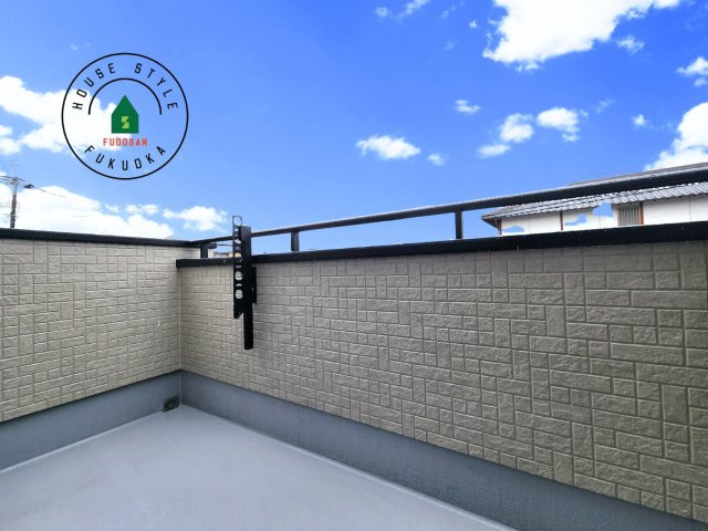 春日市須玖北5丁目第1-7棟（B号棟）のバルコニー|風をしっかりと感じられるバルコニーでは、毎日が洗濯日和です。広々としているので洗濯も楽しくなるでしょうし、気分転換にバルコニーからの眺めを楽しむのもいいでしょう。