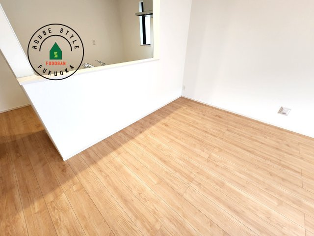 春日市須玖北5丁目第1-7棟（B号棟）のダイニング|キッチンから立ち込める香りが今日の料理を期待させます。