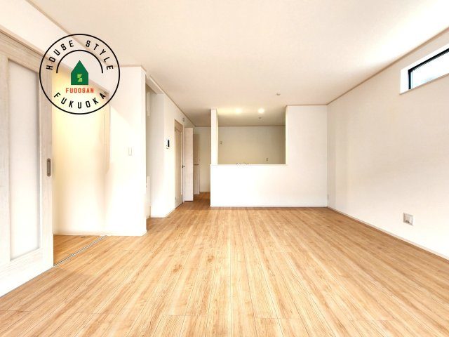 春日市須玖北5丁目第1-7棟（B号棟）の居間・リビング|キッチンからリビングをしっかり確認できます。家族の笑顔があふれる空間になりそうですね。同社