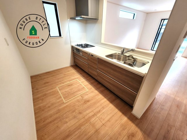 春日市須玖北5丁目第1-7棟（B号棟）のキッチン|ダイニングテーブルへの配膳がラクラク、お料理はかどるカウンター付きシステムキッチン！