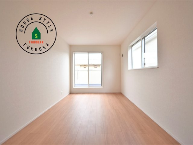 春日市下白水南5丁目第3-2棟（2号棟）　の内観：施工例|柔らかい陽光が差し込む明るいお部屋を演出する設計。彩光の取れる窓が気持ちの良いお部屋を創り上げます。