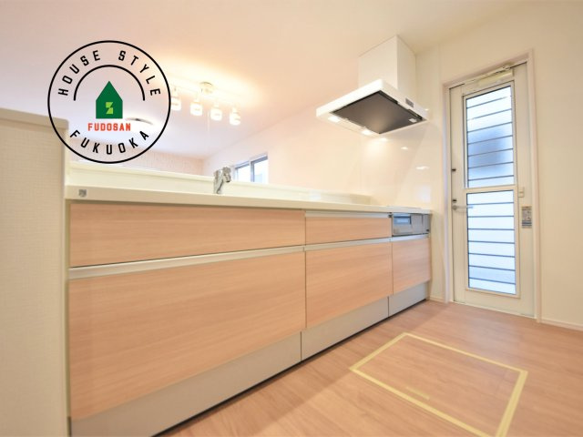 春日市下白水南5丁目第3-2棟（2号棟）　の内観：施工例|ダイニングテーブルへの配膳がラクラク、お料理はかどるカウンター付きシステムキッチン！