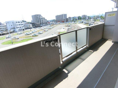 【バルコニー】 | グラスランド２１ | ２階のお部屋で洗濯物もたくさん干せます。