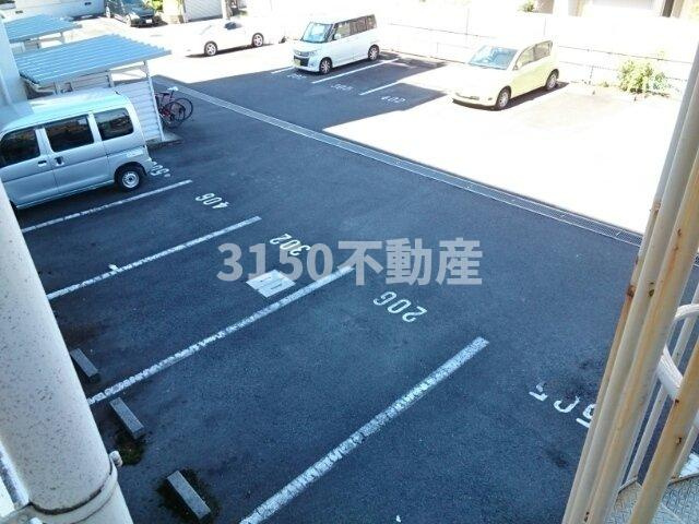 エレガンシア２１の駐車場