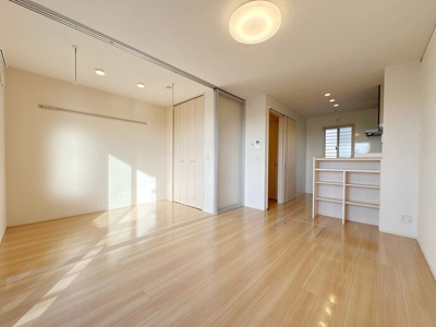 【居間・リビング】 | ロイヤルテラス Ａ | LDK（別角度）