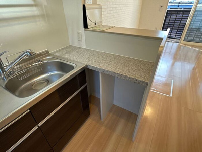 【キッチン】 | ロイヤルテラス Ａ | キッチン横のサイドテーブル