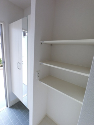 【玄関】 | セジュール桜 | 玄関・鏡付きシューズボックスと収納棚