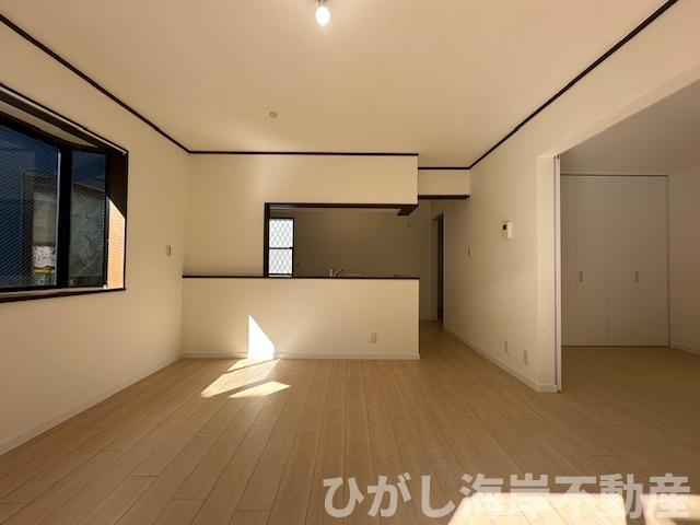 茅ヶ崎市赤羽根　　中古戸建の居間・リビング|新規リフォーム完了！　12.8帖　LDK