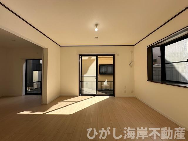 茅ヶ崎市赤羽根　　中古戸建の居間・リビング|新規リフォーム完了！　12.8帖　LDK