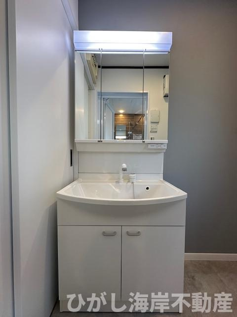 茅ヶ崎市赤羽根　　中古戸建の独立洗面台|新規リフォーム完了！　三面鏡化粧台