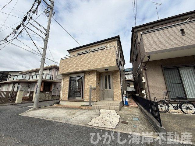 茅ヶ崎市十間坂2丁目　　中古戸建の前面道路含む現地写真|現地外観