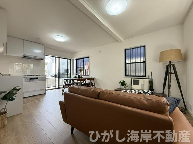 茅ヶ崎市室田２丁目　中古戸建の居間・リビング|新規リフォーム完了！　12帖　LDK
