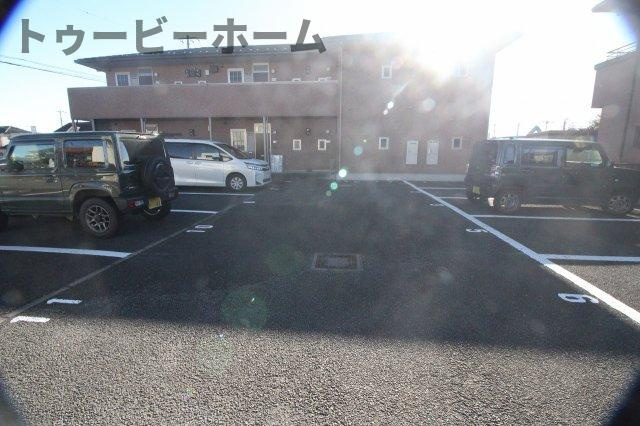 フェリーチェの駐車場|車をお持ちの方に嬉しい駐車場付きの物件です