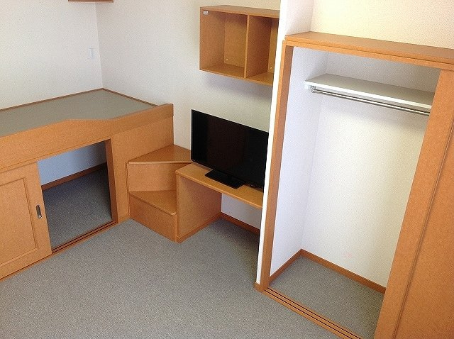 レオパレスプランドール　長岡の内装|1階はフローリング、2階はじゅうたんです。