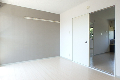 バルコニー側洋室