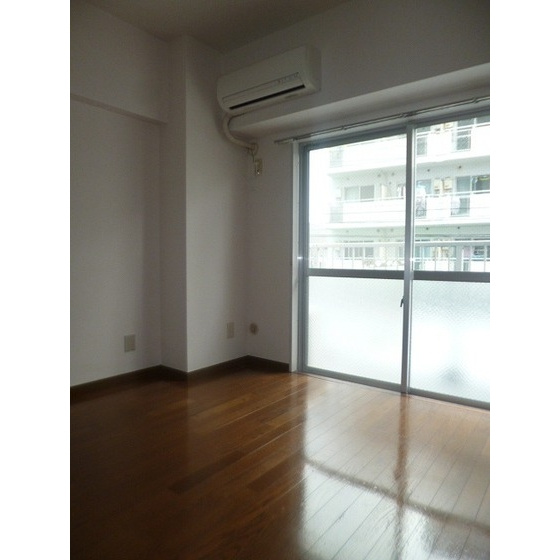 エレガンス綾瀬６の居間・リビング|洋室