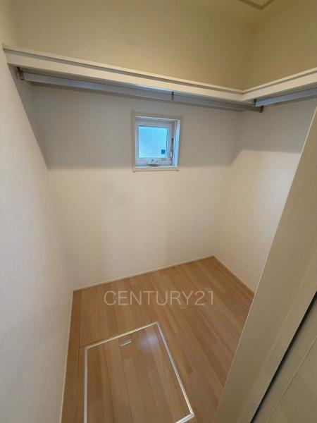 高崎市吉井町下長根平家中古一戸建ての収納|ハンガーパイプ付きクローゼットです。