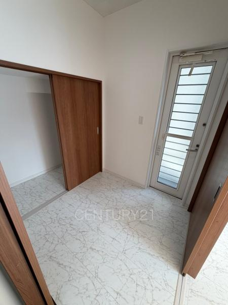 高崎市吉井町吉井中古一戸建てのキッチン|キッチン横に食材等の収納に便利な収納スペース付き。