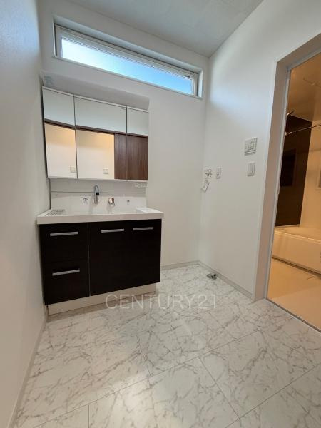 高崎市吉井町吉井中古一戸建ての独立洗面台|三面鏡付きの洗面台には鏡の裏に収納があり、すっきり片付けられます。
洗髪も可能な伸縮機能つきシャワーヘッドです。