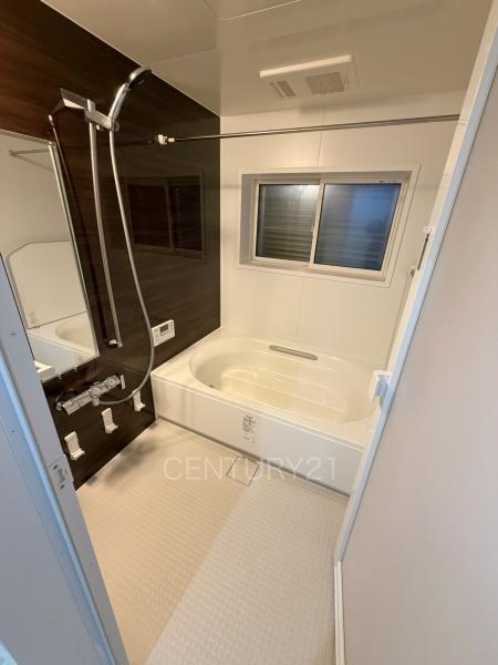 高崎市吉井町吉井中古一戸建ての浴室|ゆったりと寛げる大型バスタブ。
足を伸ばしたまま入浴可能です。
浴室乾燥機付きで天候が悪い日でも洗濯をして衣類を乾燥させることができます。