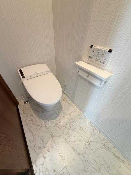 高崎市吉井町吉井中古一戸建てのトイレ|１階トレイです。
温水シャワー洗浄機能付きです。