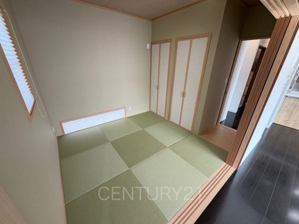 高崎市吉井町吉井中古一戸建ての和室|和室はLDKと続き間で開放感があります。
引き戸で簡単に仕切れますので状況に合わせた使い方ができます。