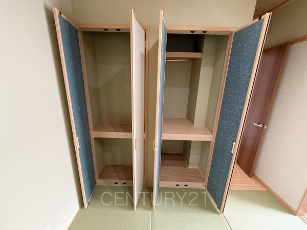 高崎市吉井町吉井中古一戸建ての収納|和室の収納はお布団も収納し易い仕切り棚付きです。