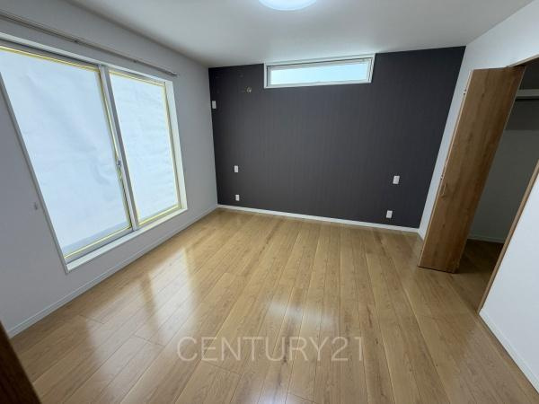 高崎市吉井町吉井中古一戸建ての洋室|２面採光の明るい洋室です。