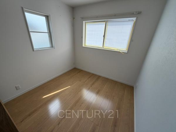 高崎市吉井町吉井中古一戸建ての洋室|２面採光の明るい洋室です。