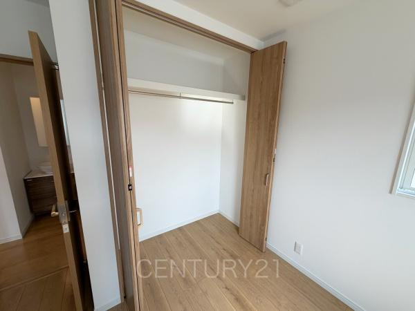 高崎市吉井町吉井中古一戸建ての収納|ハンガーパイプ付きクローゼットです。