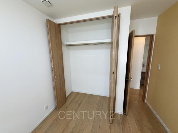 高崎市吉井町吉井中古一戸建ての収納|ハンガーパイプ付きクローゼットです。