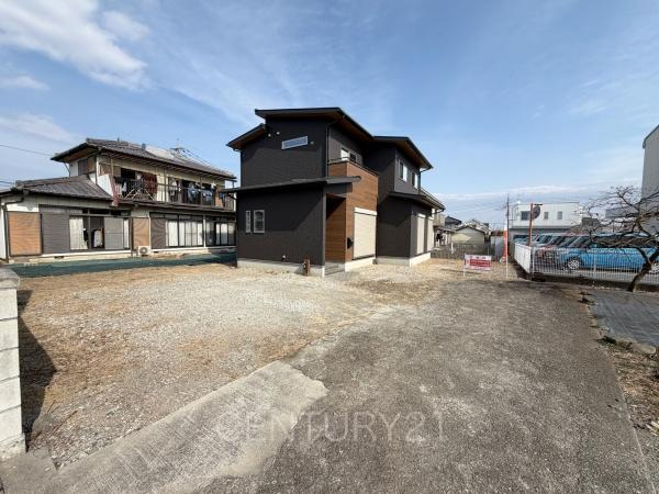 高崎市吉井町吉井中古一戸建ての前面道路含む現地写真|並列駐車可能な駐車場スペースです。