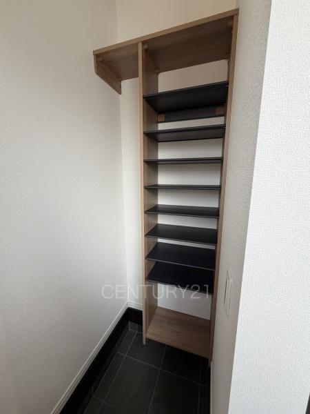 高崎市吉井町吉井中古一戸建ての玄関|玄関横に土間収納付き。
沢山の収納が可能です。