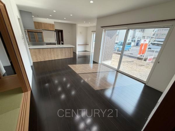 高崎市吉井町吉井中古一戸建ての居間・リビング|開放感のあるリビングです。