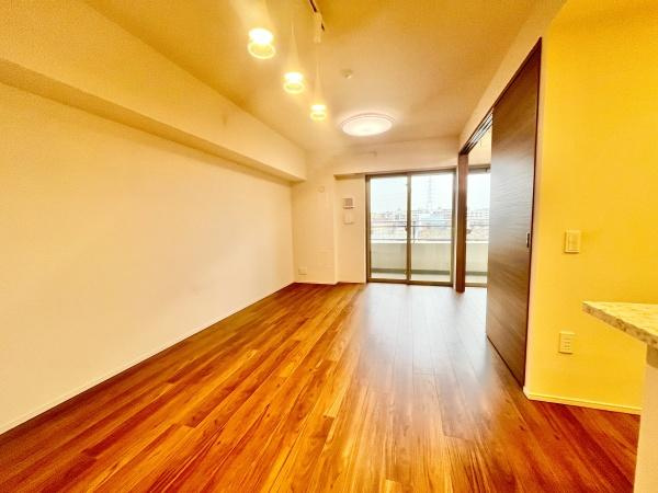 ドレッセWISEたまプラーザB棟の居間・リビング|みんなが集うLDKはあたたかい日差しが入り込み、自然と楽しい会話が弾む幸せな空間に♪
