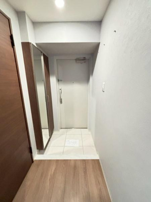 【玄関】 | REGALO | 写真は反転タイプ6階のお部屋写真です