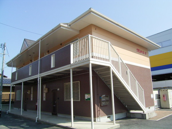 出雲市渡橋町のアパートの外観