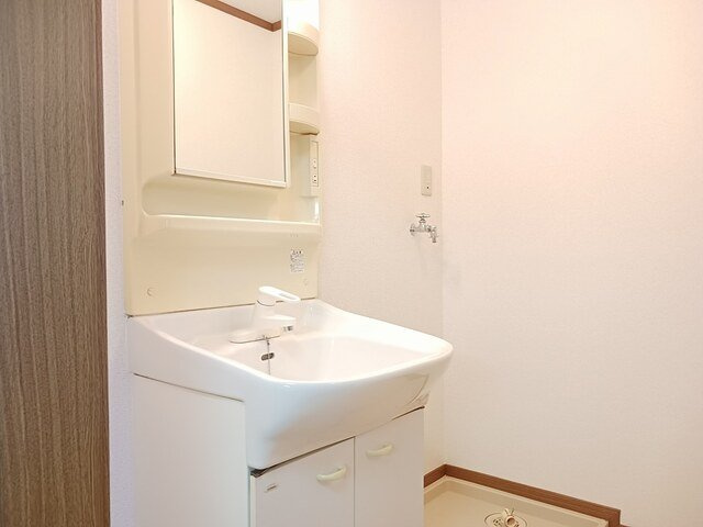 グランディールⅣの洗面所|明るい洗面所です