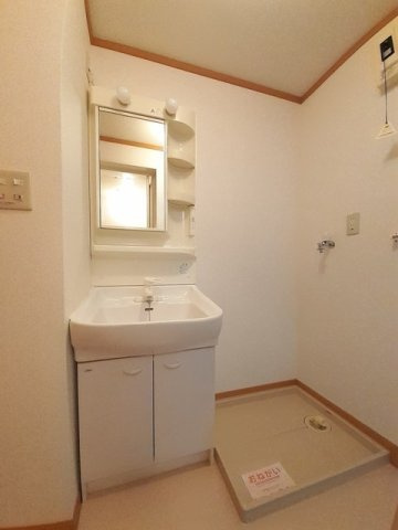 ボン　マルシェ　アンの洗面所|明るい洗面所です