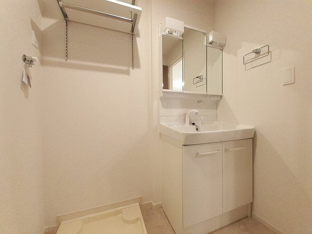 ベルモア長附の洗面所|明るい洗面所です