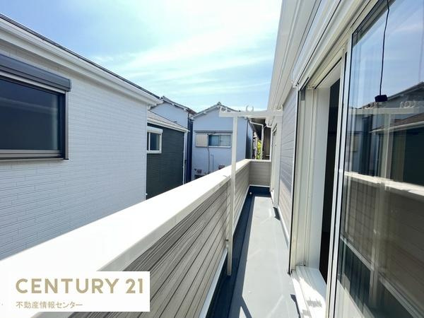 【バルコニー】 | 南恩加島６丁目　中古戸建 | ２つのお部屋とつながった眺めのバルコニーとなっております