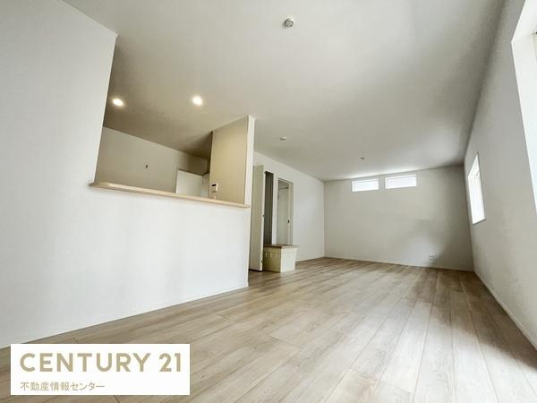 【居間・リビング】 | 南恩加島６丁目　中古戸建 | １９帖の広々とした日当たりの良いお部屋です！