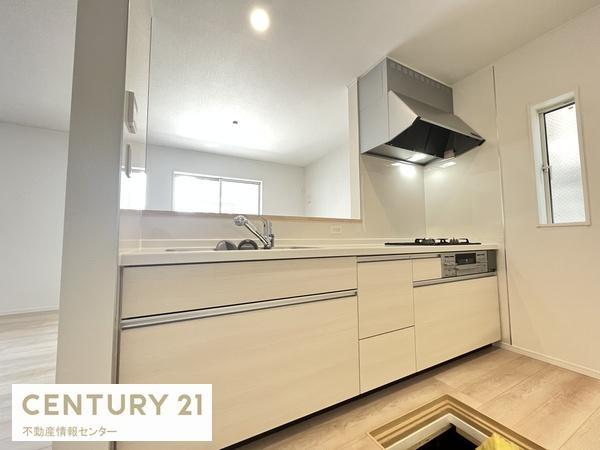 【キッチン】 | 南恩加島６丁目　中古戸建 | 収納スペースが多く3口コンロでリビングを見渡すことができます！